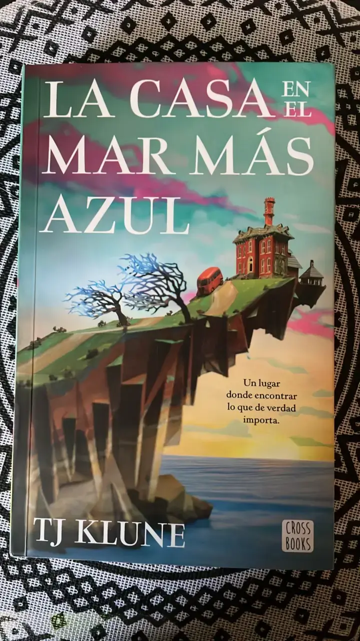 Libro 'La Casa en el Mar Más Azul' de TJ Klune