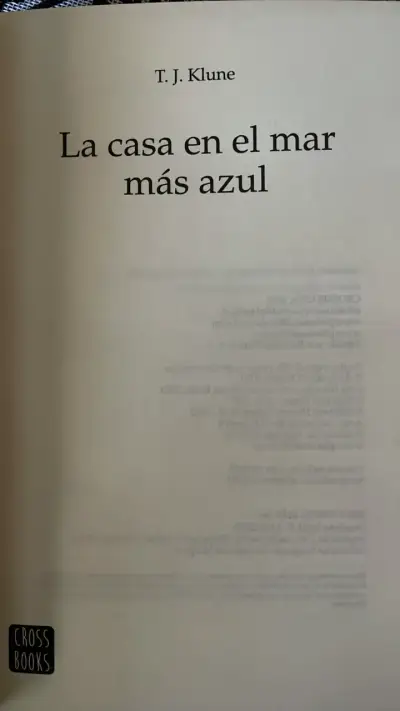 Libro 'La Casa en el Mar Más Azul' de TJ Klune - miniatura 3