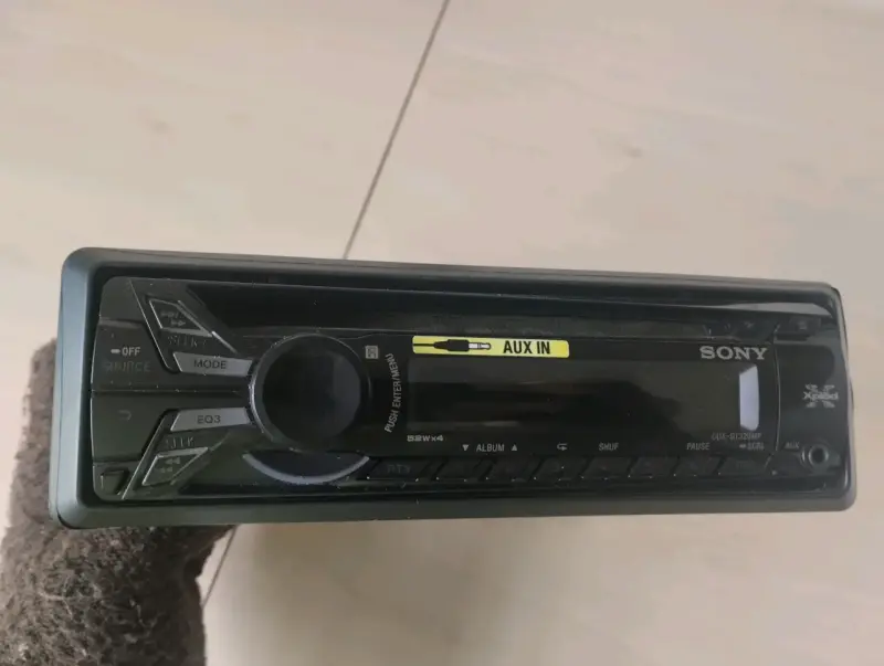 Radio Sony Xplod CDX-GT320MP con AUX