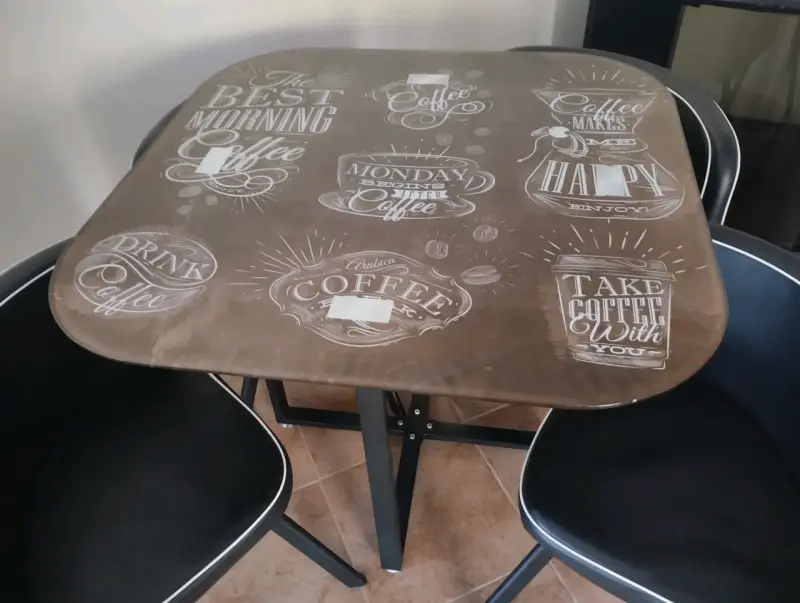 Mesa cuadrada con diseño de café y sillas