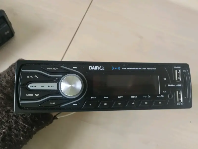 Radio para auto Dairo con Bluetooth y USB