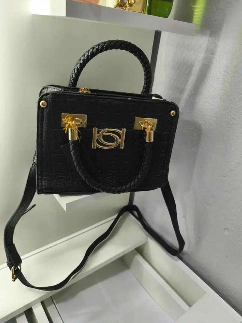 Bolso de mano negro con detalles dorados - 1