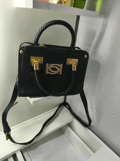 Bolso de mano negro con detalles dorados - miniatura 1