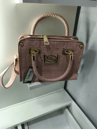 Bolso de mano negro con detalles dorados - miniatura 2