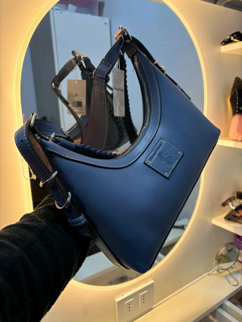 Bolso de mano negro con detalles dorados - 5