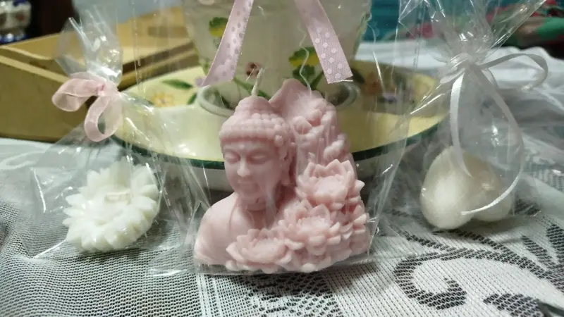 Vela decorativa Buda rosa con flores - 1