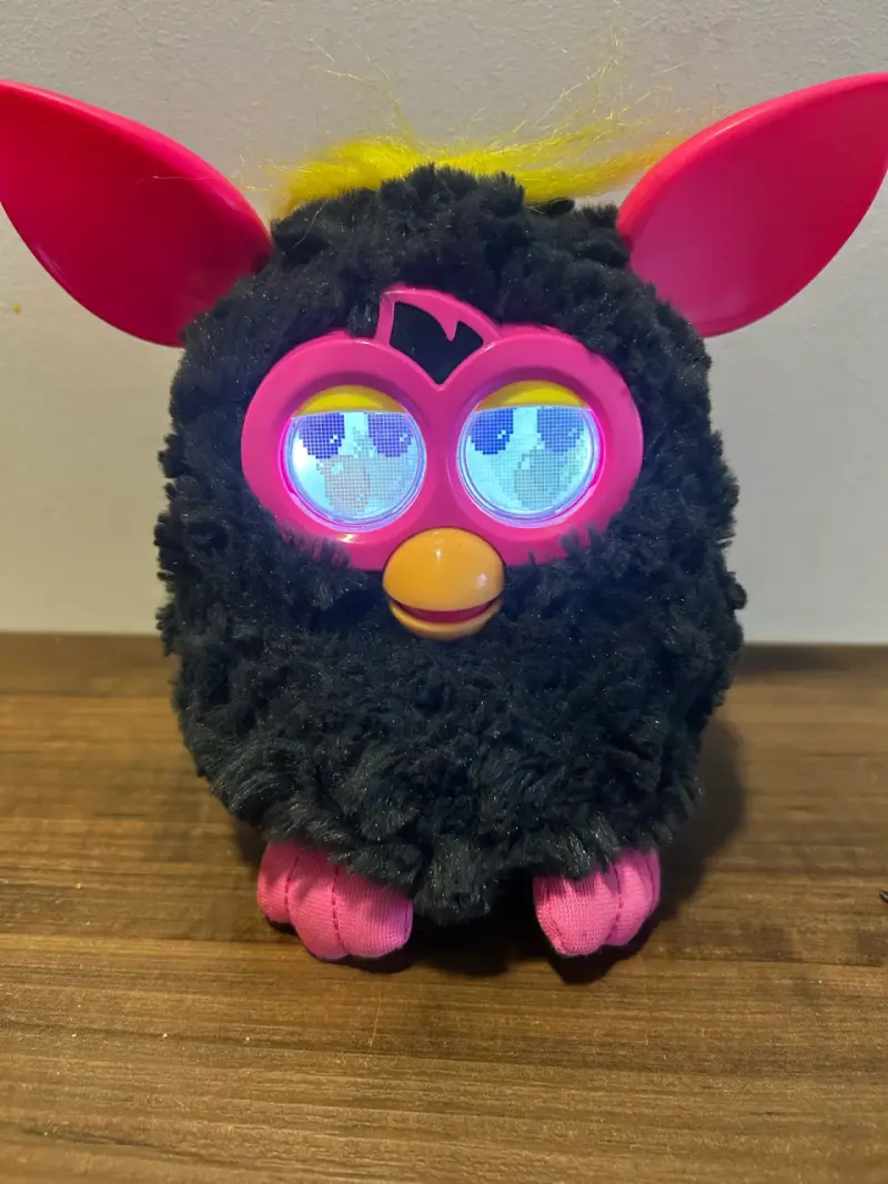 Furby negro y rosa mascota interactiva en español - 1