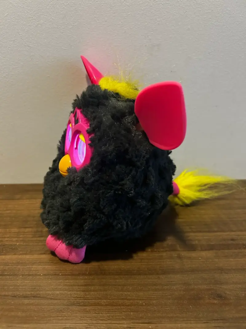 Furby negro y rosa mascota interactiva en español - 3