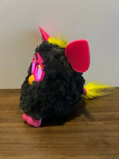 Furby negro y rosa mascota interactiva en español - miniatura 3