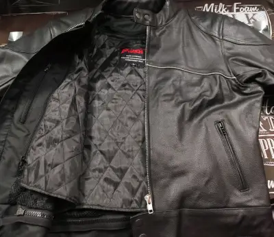 Chaqueta de cuero negra para motociclista - miniatura 3