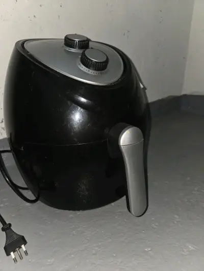 Freidora de aire negra con control manual - miniatura 1
