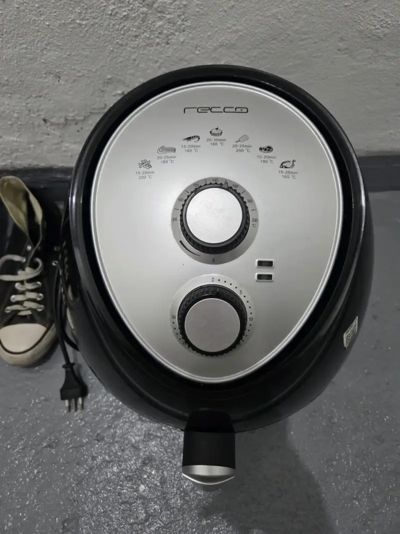Freidora de aire negra con control manual - 2