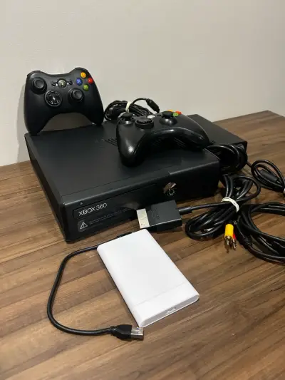 Consola Xbox 360 disco 500Gb 56 juegos 2 controles - miniatura 1