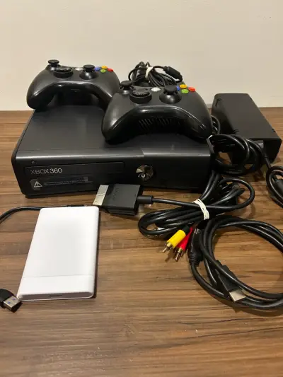 Consola Xbox 360 disco 500Gb 56 juegos 2 controles - miniatura 3