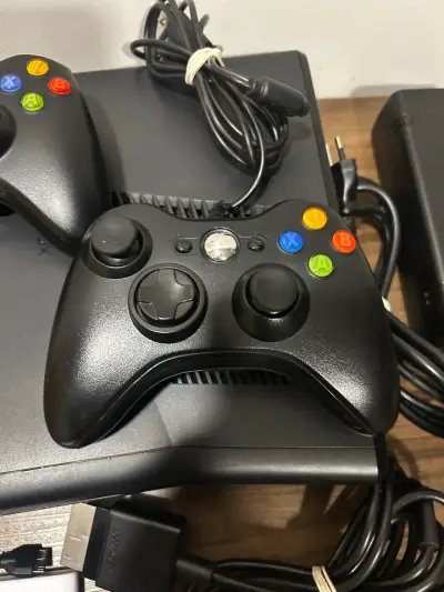 Consola Xbox 360 disco 500Gb 56 juegos 2 controles - miniatura 4