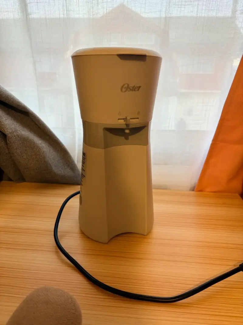 Cafetera Oster compacta blanca
