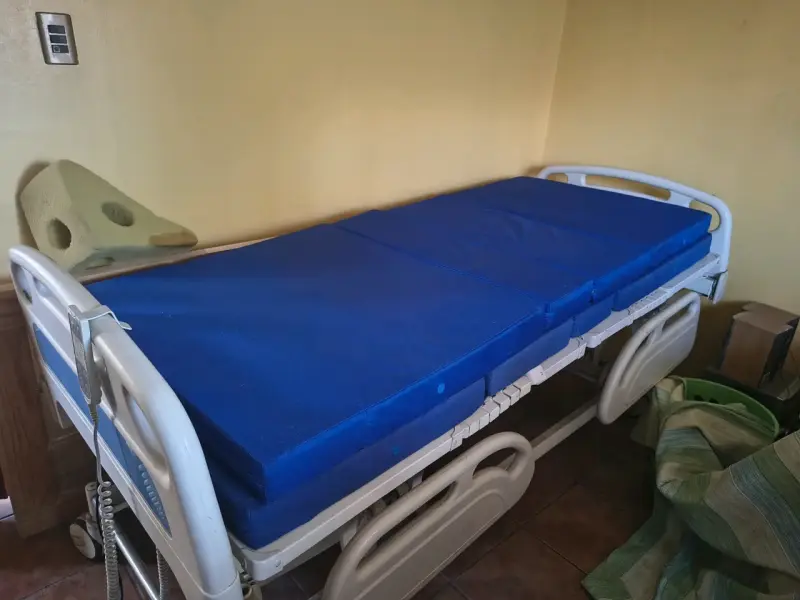 Cama clínica ajustable con colchón azul - 1