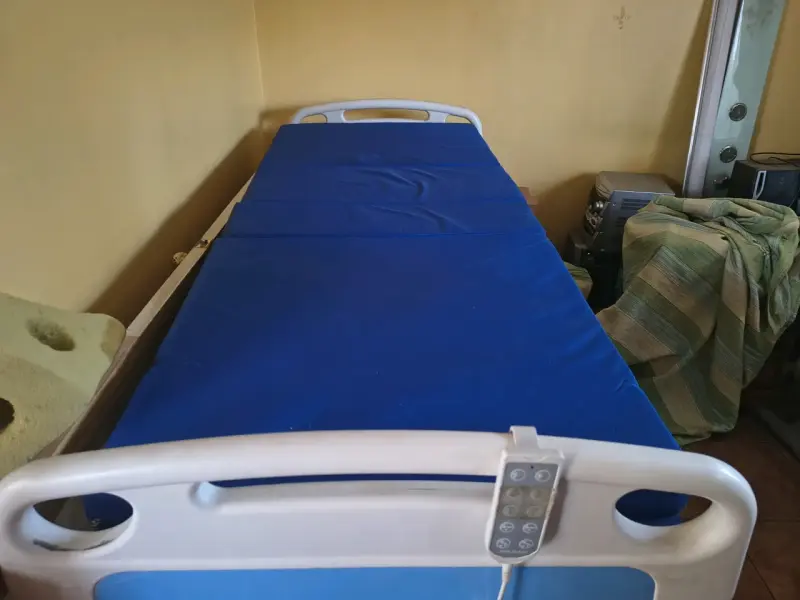 Cama clínica ajustable con colchón azul - 2