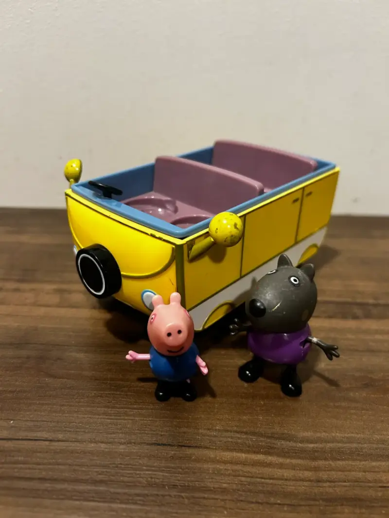 Peppa Pig auto caravana incluye 2 figuras - 1