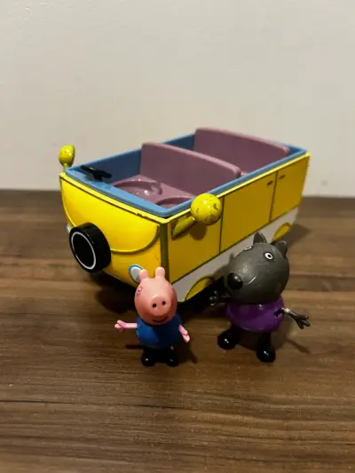 Peppa Pig auto caravana incluye 2 figuras - miniatura 1