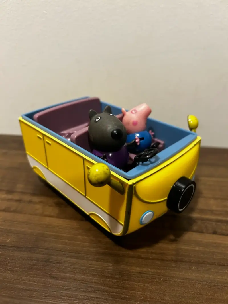 Peppa Pig auto caravana incluye 2 figuras - 2
