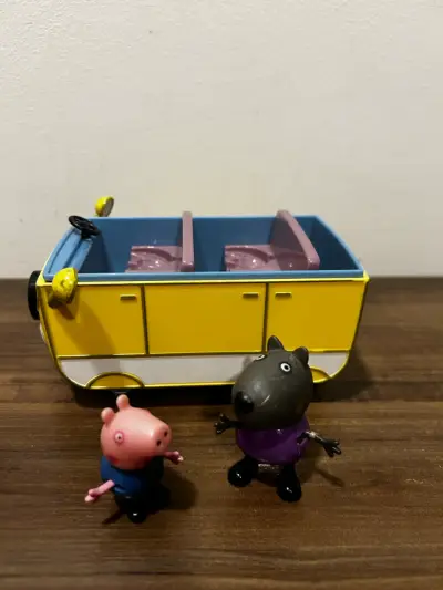 Peppa Pig auto caravana incluye 2 figuras - miniatura 3