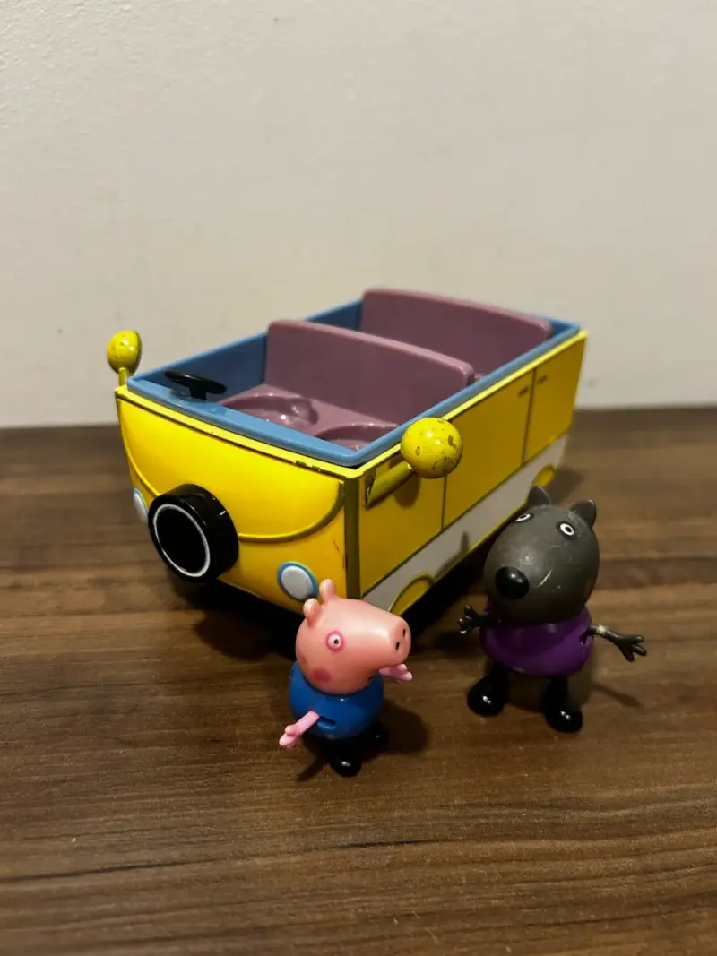 Peppa Pig auto caravana incluye 2 figuras - 4