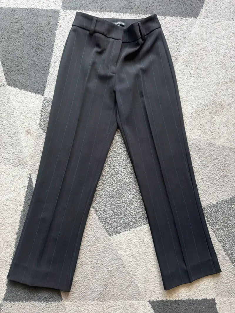 Pantalones de vestir negros a rayas para mujer - 1