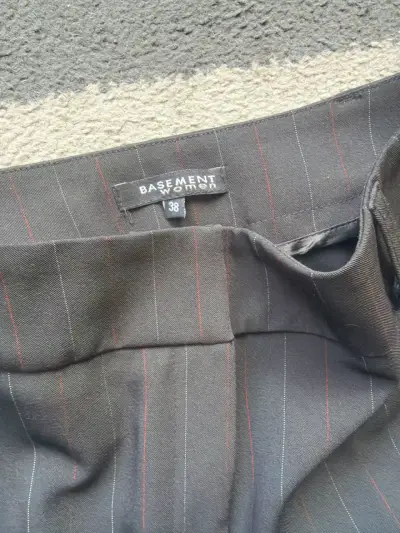 Pantalones de vestir negros a rayas para mujer - miniatura 2