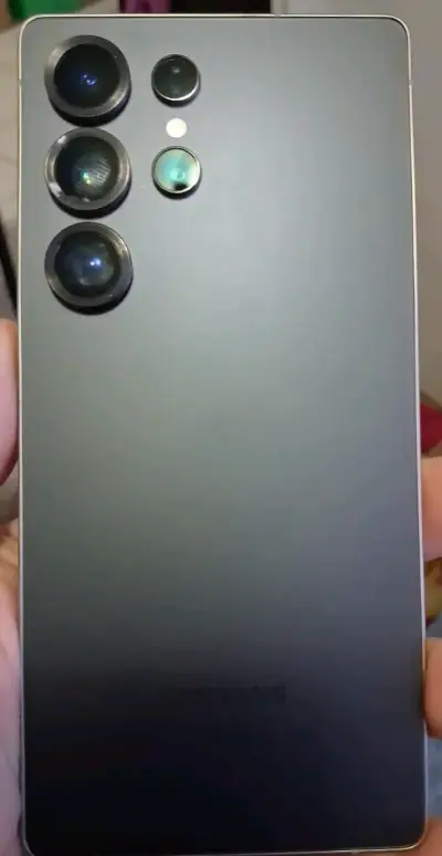 Smartphone Samsung con triple cámara trasera - miniatura 1