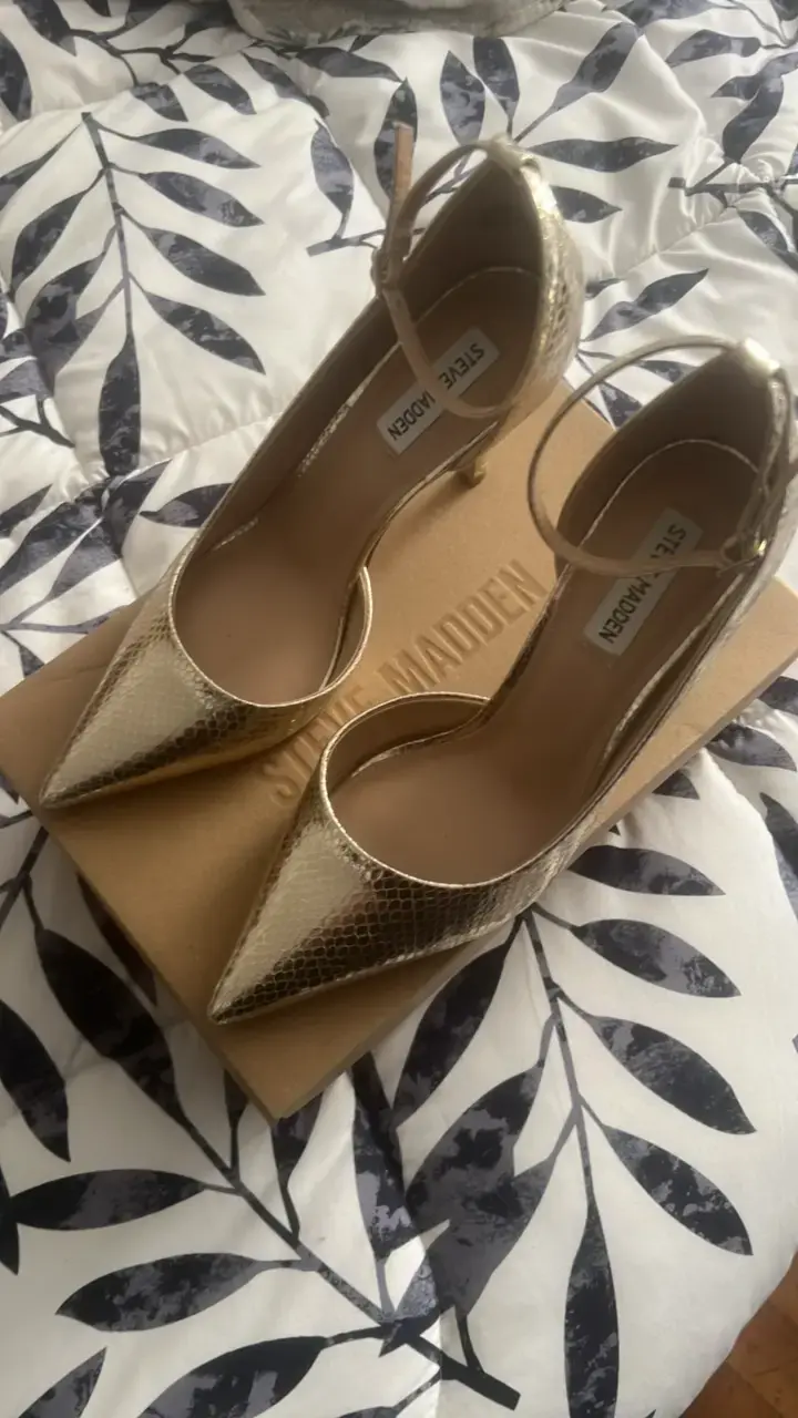 Tacones dorados Steve Madden con textura - 1