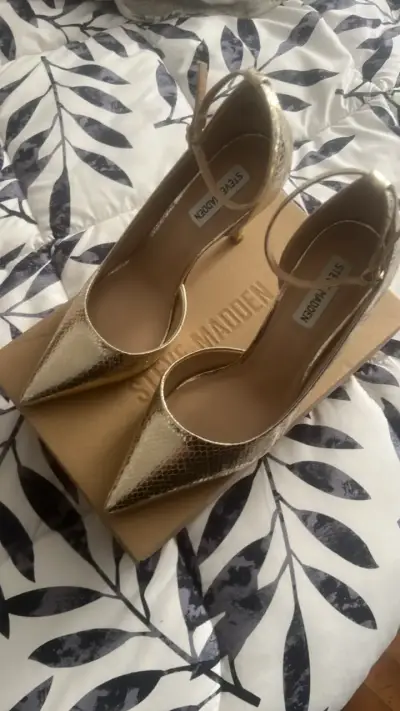 Tacones dorados Steve Madden con textura - miniatura 1