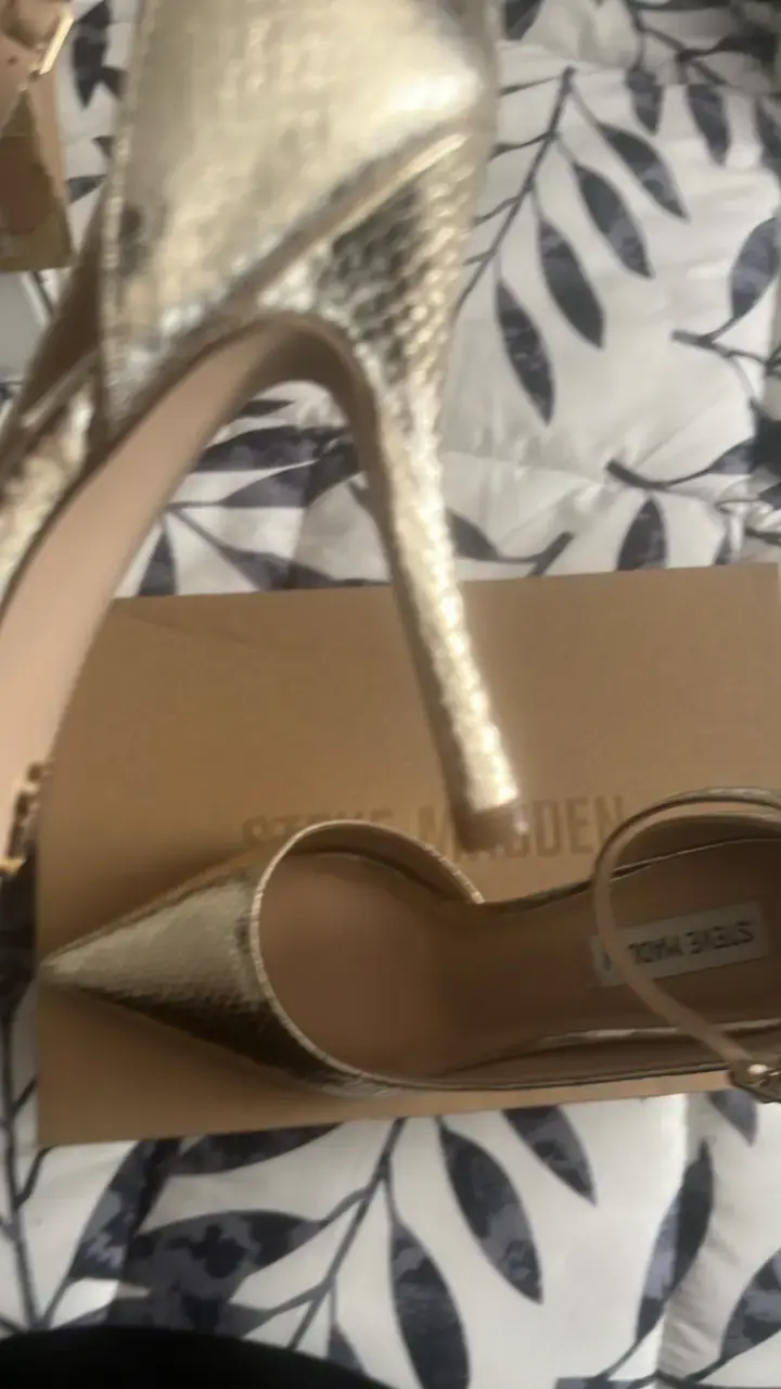 Tacones dorados Steve Madden con textura - 2