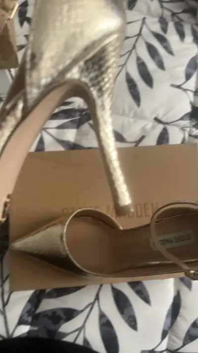 Tacones dorados Steve Madden con textura - miniatura 2