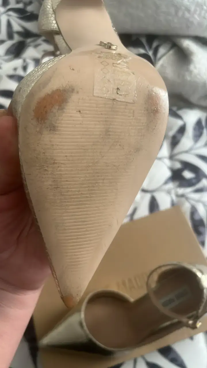 Tacones dorados Steve Madden con textura - 3