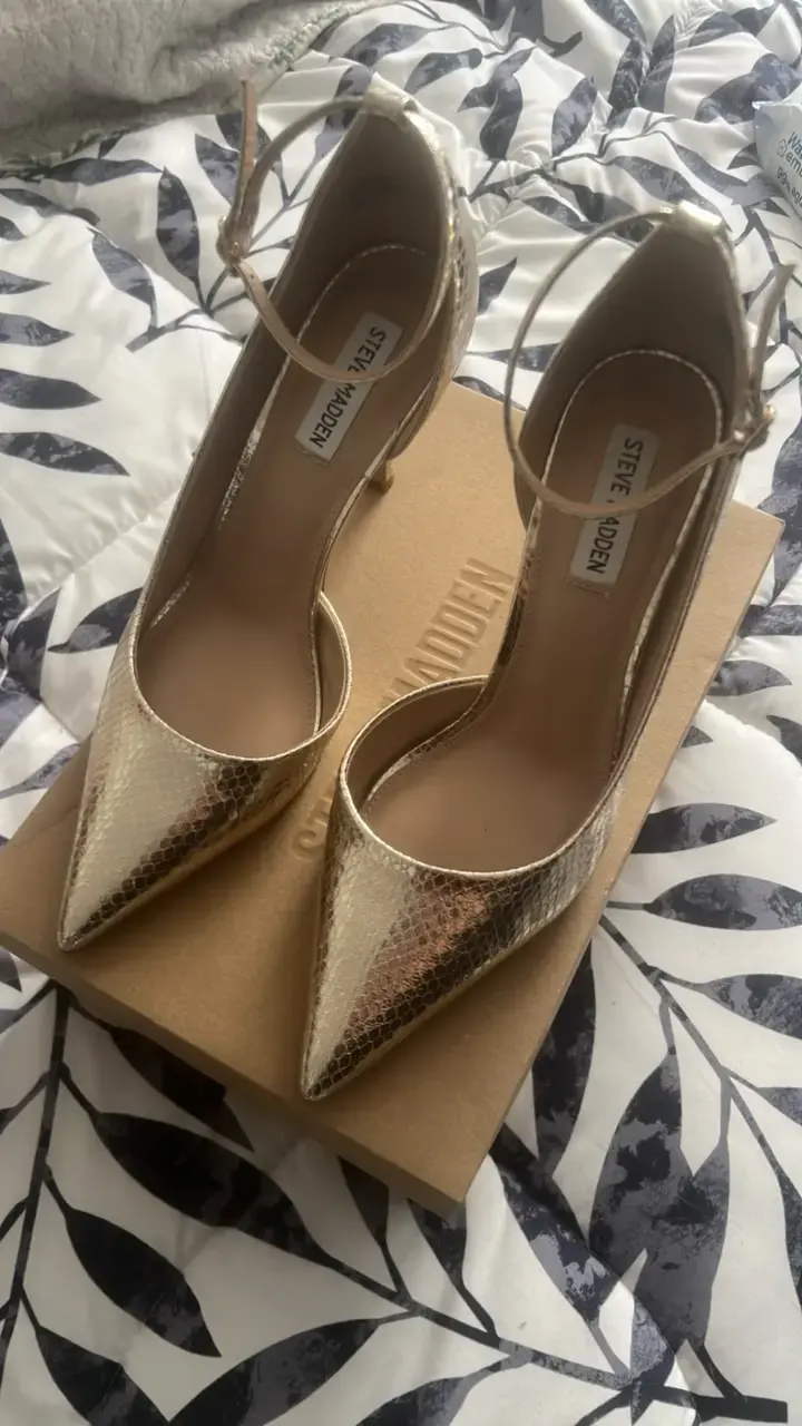 Tacones dorados Steve Madden con textura - 4