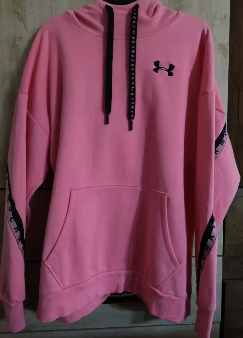 Polerón Under Armour rosado con capucha - 1