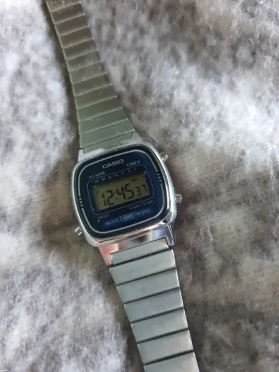 Reloj digital Casio vintage plateado - miniatura 1