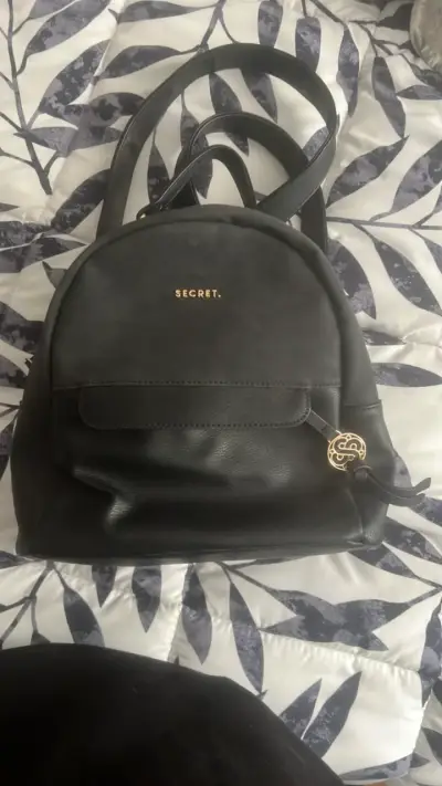 Mochila negra Secret de cuero elegante - miniatura 1