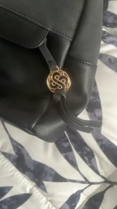 Mochila negra Secret de cuero elegante - miniatura 2