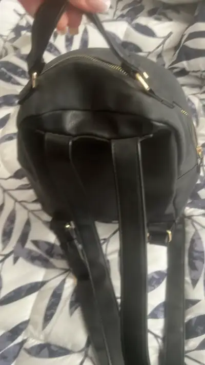 Mochila negra Secret de cuero elegante - miniatura 3