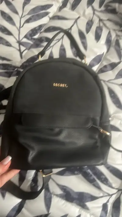 Mochila negra Secret de cuero elegante - miniatura 4