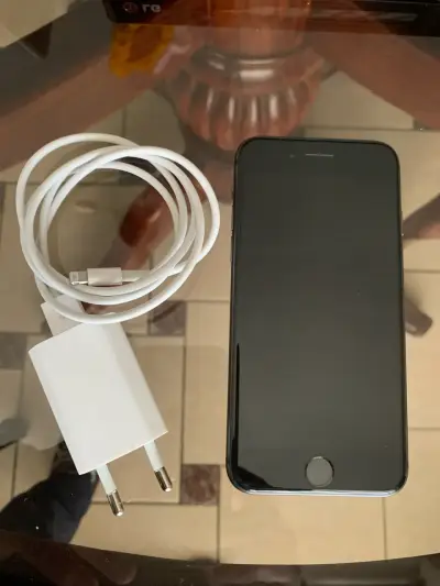 iPhone 8 con cargador original en buen estado - miniatura 1