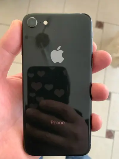 iPhone 8 con cargador original en buen estado - miniatura 2