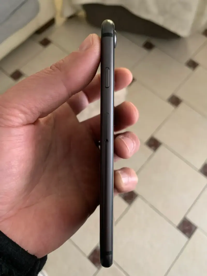 iPhone 8 con cargador original en buen estado - 3