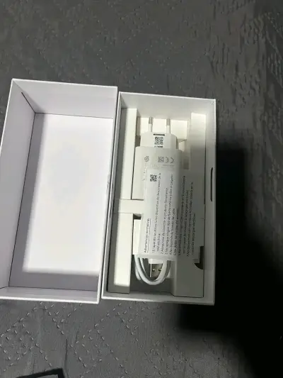 Cargador rápido USB con cable incluido - miniatura 1
