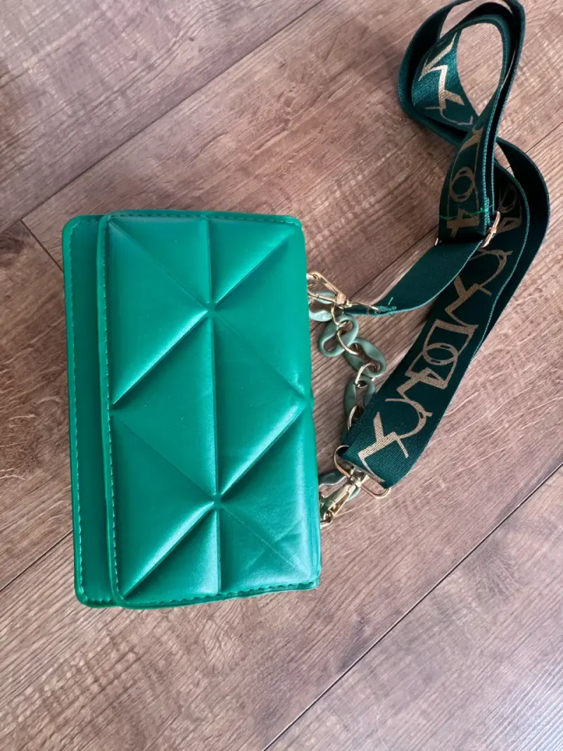 Cartera verde con correa ajustable - 1