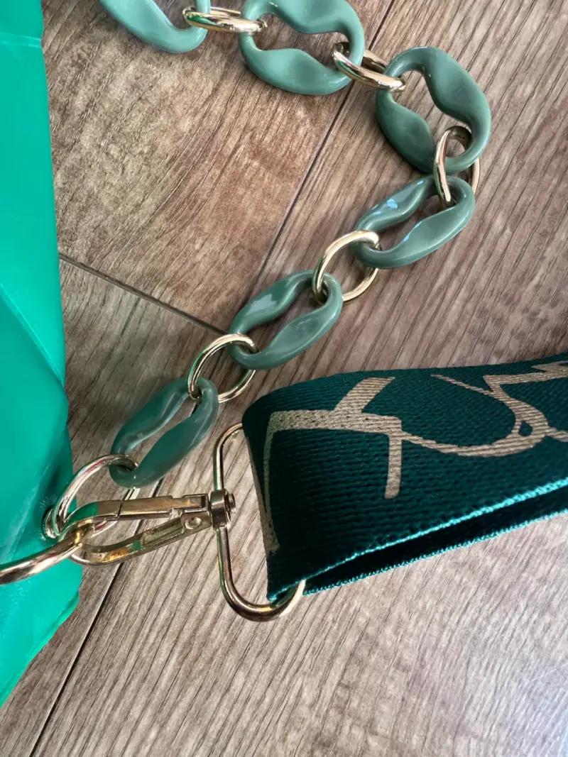 Cartera verde con correa ajustable - 3