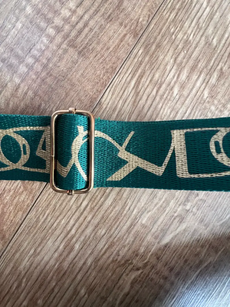 Cartera verde con correa ajustable - 4