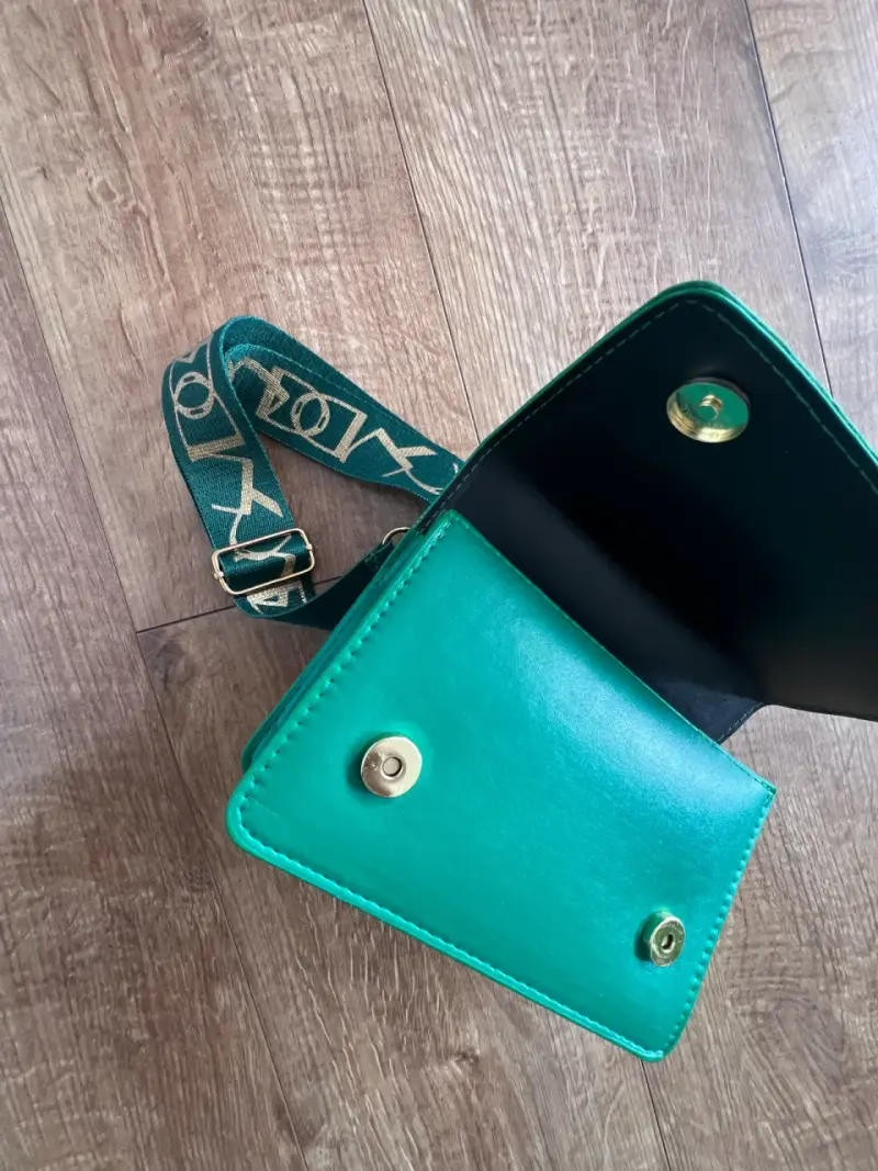 Cartera verde con correa ajustable - 5